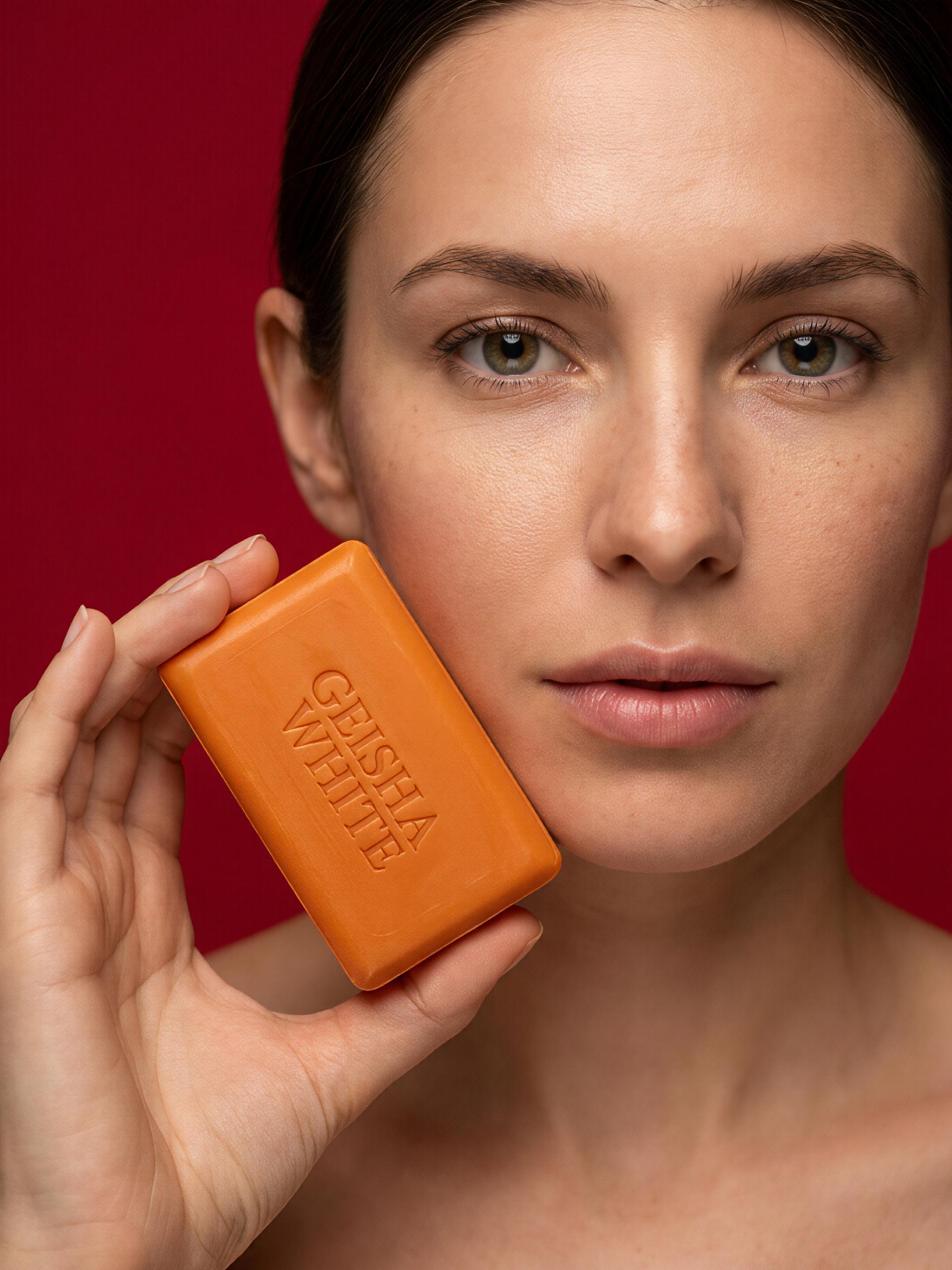Geisha White Radiance Bar Soap with even tone treatment, showing two 65g white soap bars with smooth texture.